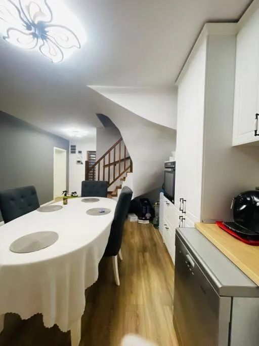 Inchiriez casa in comuna Cristian