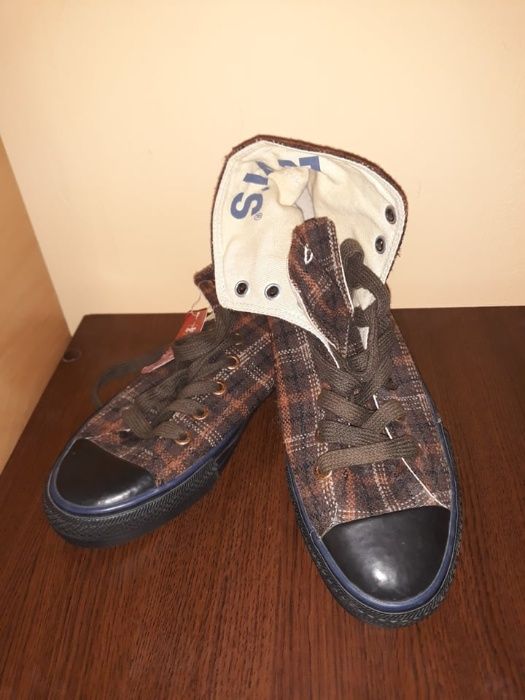 Bascheti/Tenisi LEVI'S noi marimea 42