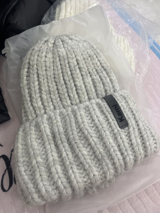 Продам шапки в белом и в сером цвете