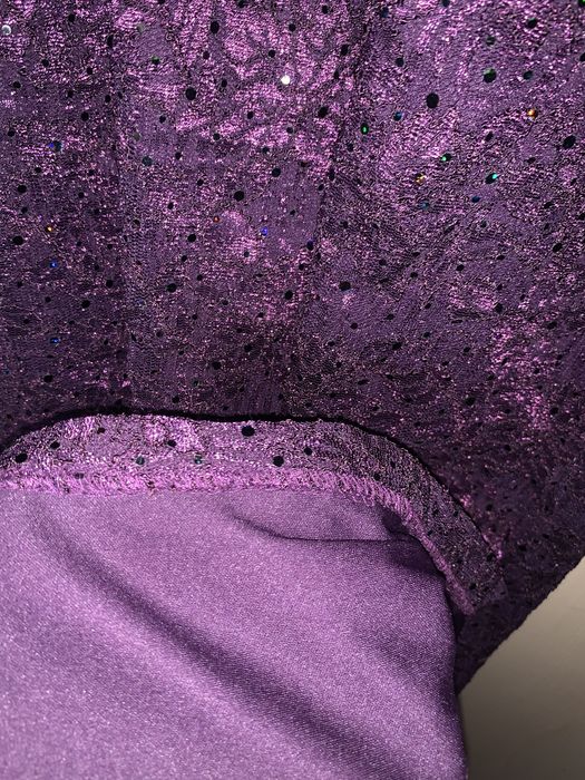 Фиолетовое вечернее платье.