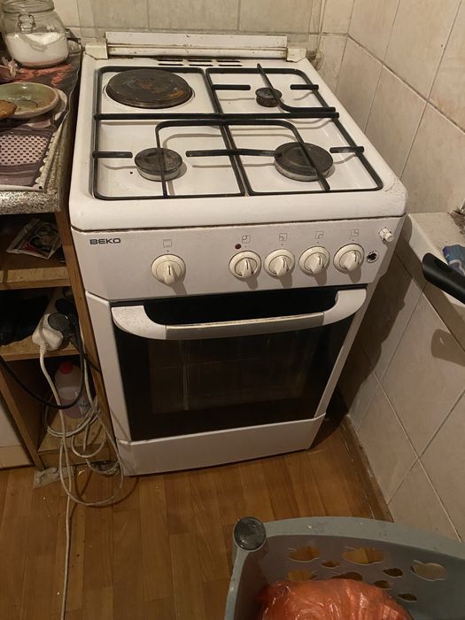 Продам газ плиту beko