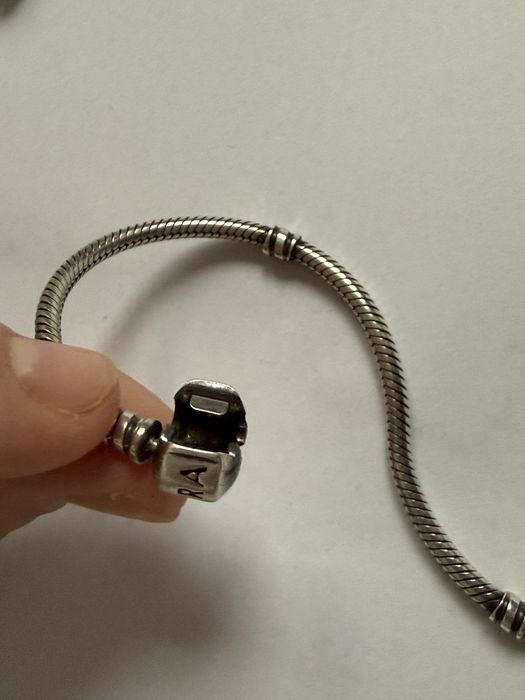 Pandora bratara, charmuri