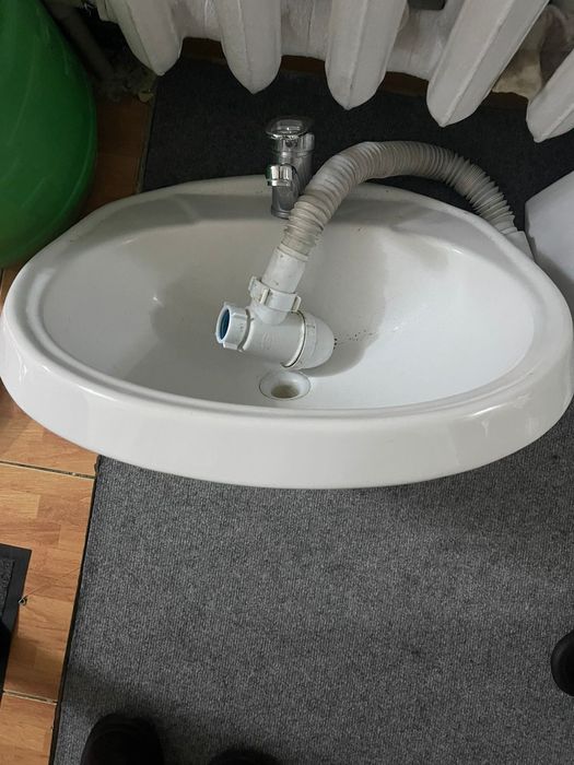 Раковина с пьедесталом в хорошем состоянии!