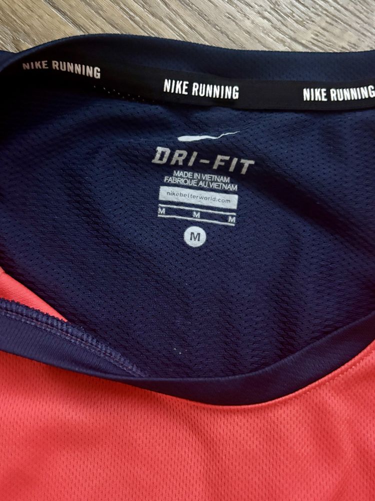 Дамска спортна тениска и клин Nike Dri-Fit