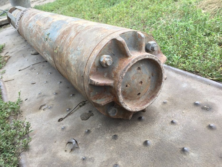 Глубинный насос.Для выкачки воды из скважины.