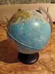Glob geografic pamantesc iluminat