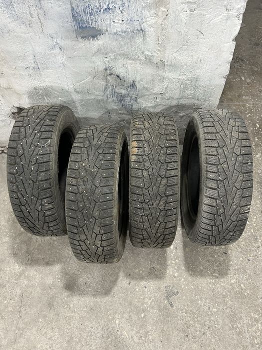 Продам комплект шипованных шин