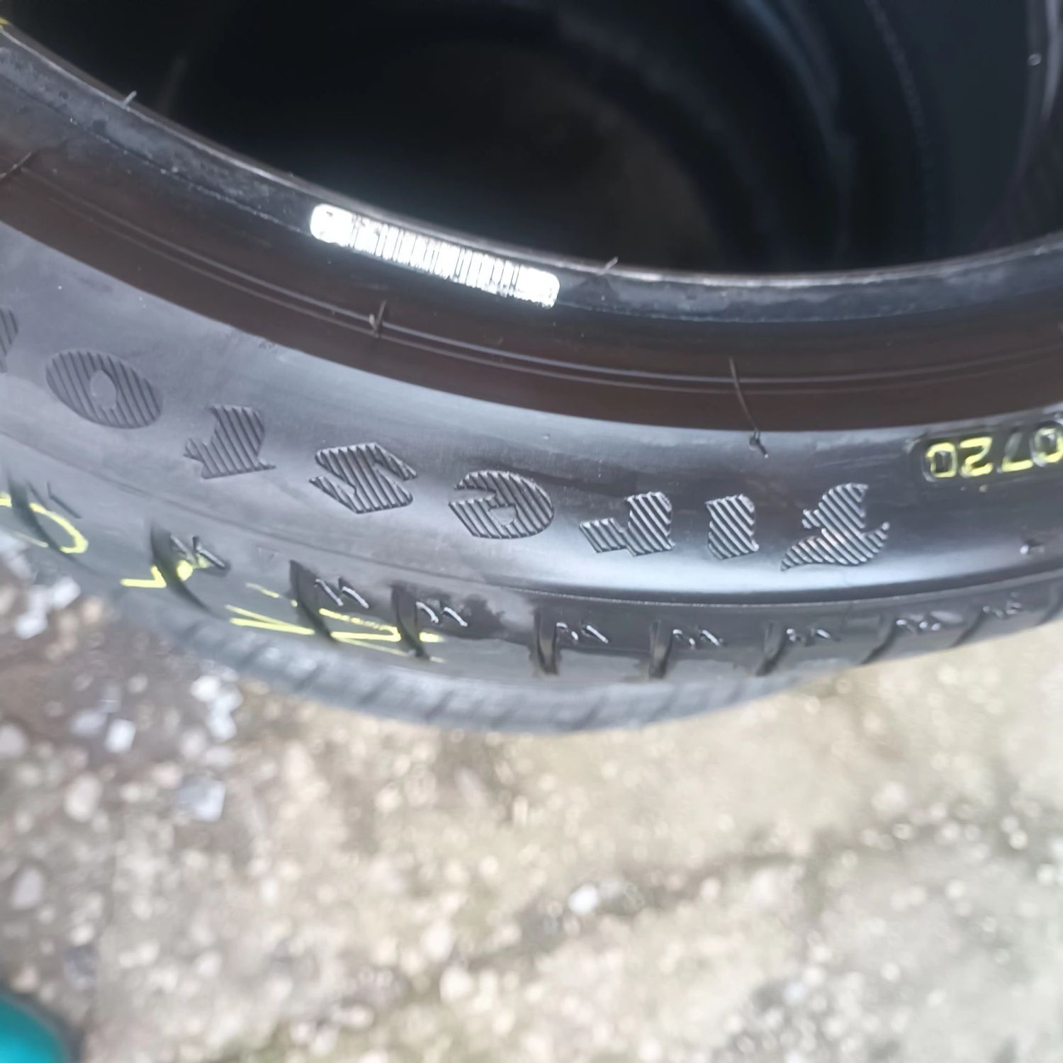 215 40 17 Bridgestone 2бр летни дот 2020г