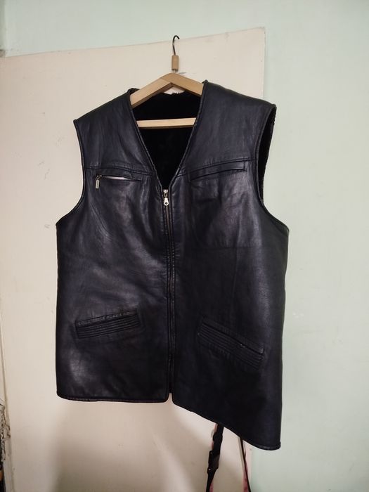 Продам кожаные безрукавки.