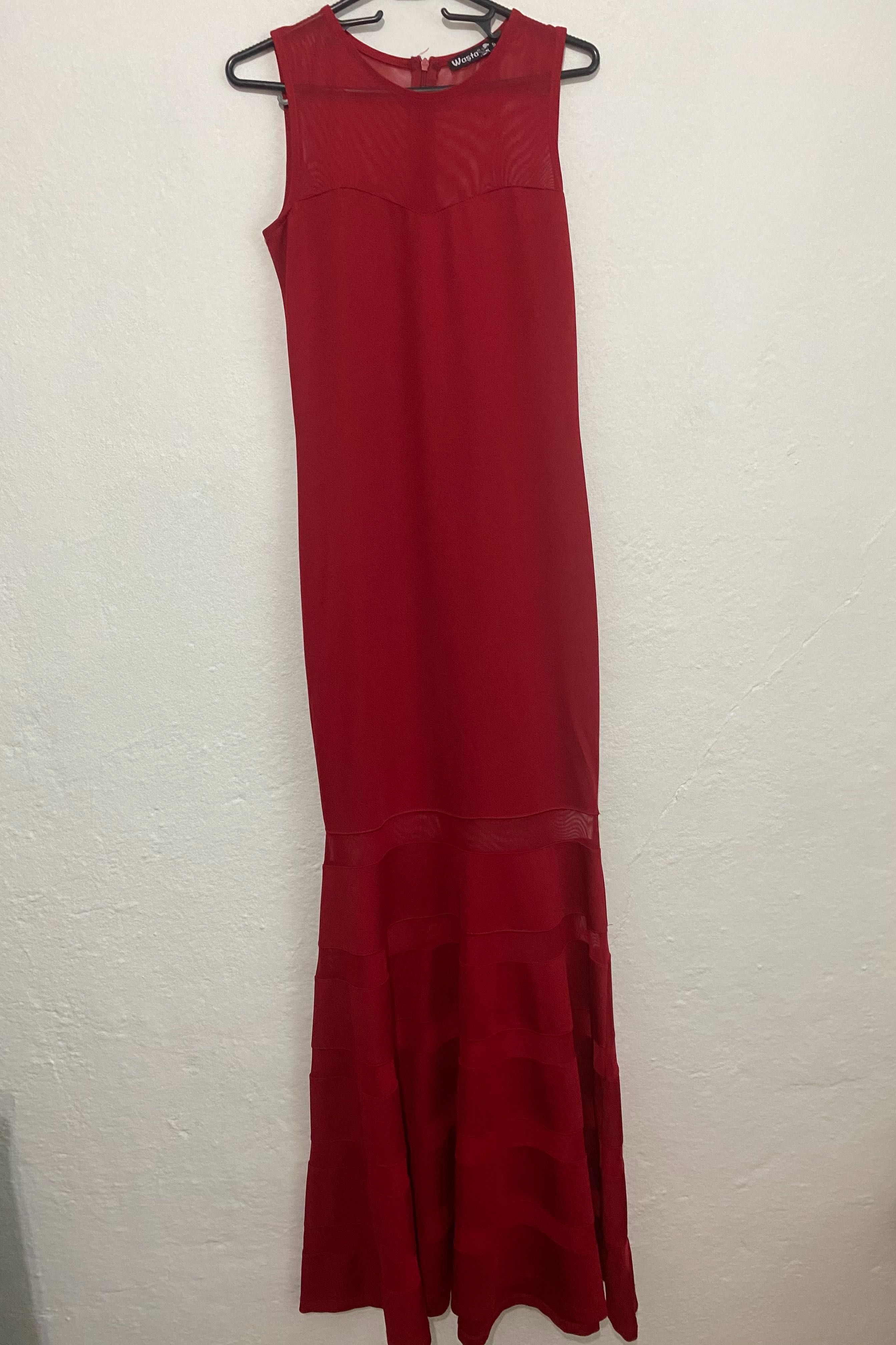 Дълга Червена рокля
