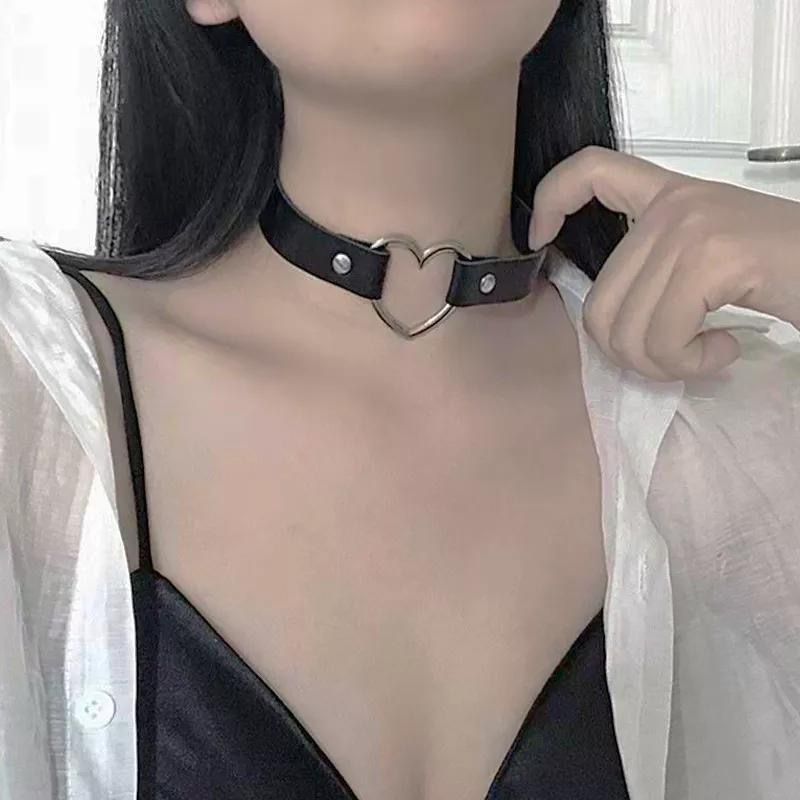 чокер с сердцем.