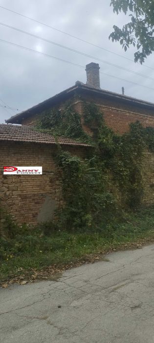 Двуетажна къща с двор и кладенец в с. Иванча