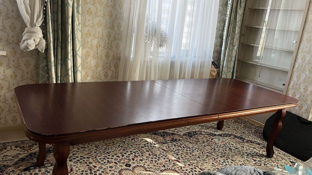 Деревянный стол длиною 3.5 метра.