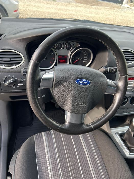 Vand Ford Focus 2 facelift 1.6 benzina