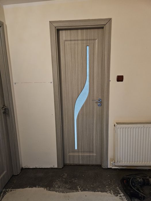 Se vinde trei uși. Doua sunt, 80 cm si una 60 cm