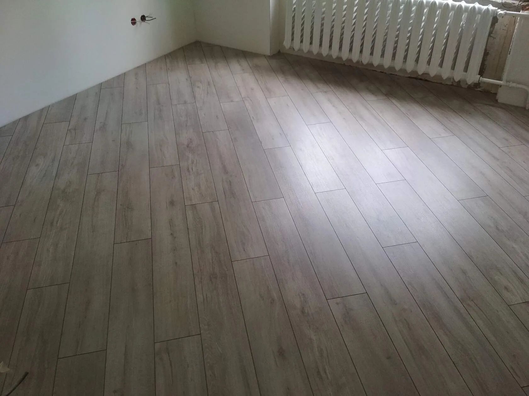 Tarket teramiz nalivnoy pol quyamiz yolka teramiz relin yopishtiramiz