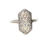 Inel Art Deco din aur alb, decorat cu diamante