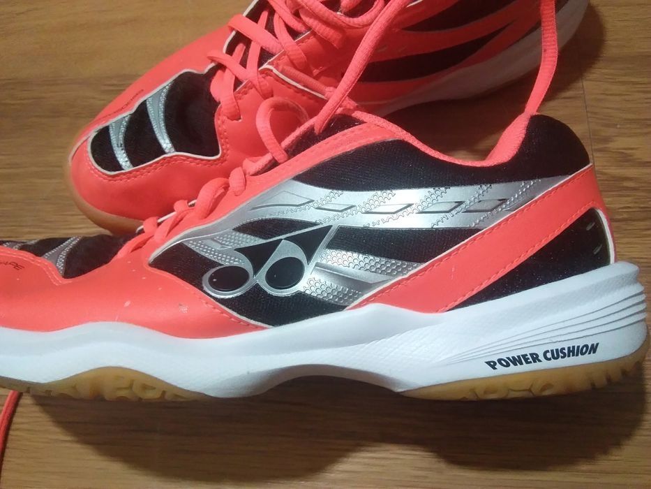 Маратонки Mizuno и Yonex за тенис на маса  и бадминтон Ном.38,ном.40