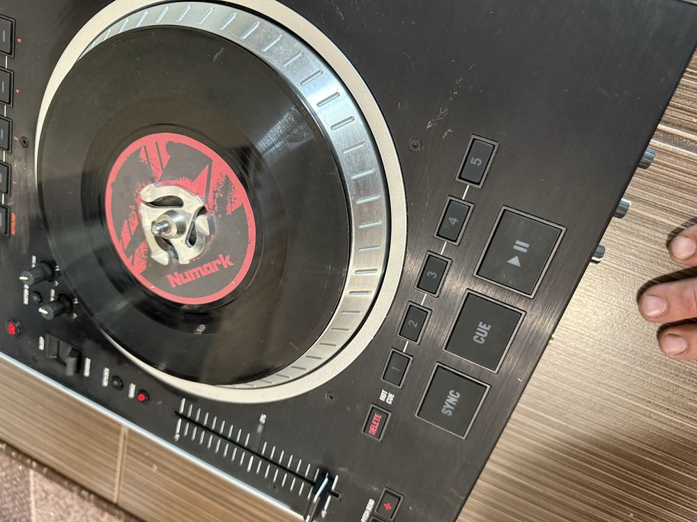 Numark NS7 Пулт