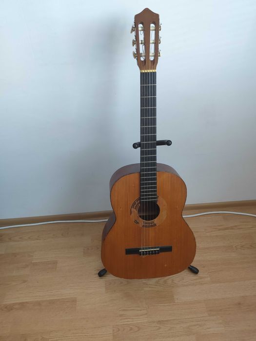 Акустична китара с Калъф, Колан и комплект от 6 струни.