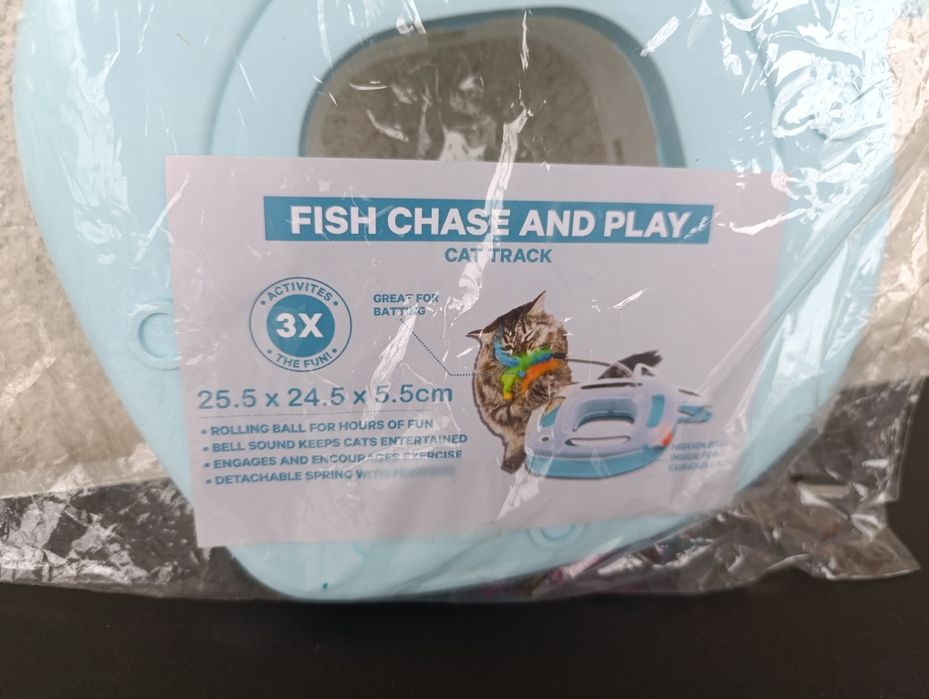 jucarie interactiva pista pentru pisici cu minge cu clopotel si pene