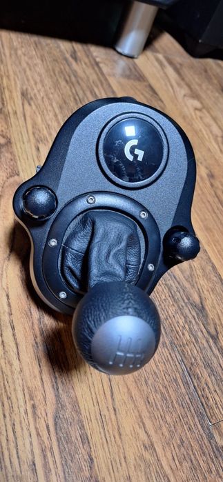 Vând volan pentru gaming Logitech G29  plus schimbator