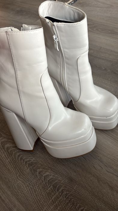 Бели боти на ток