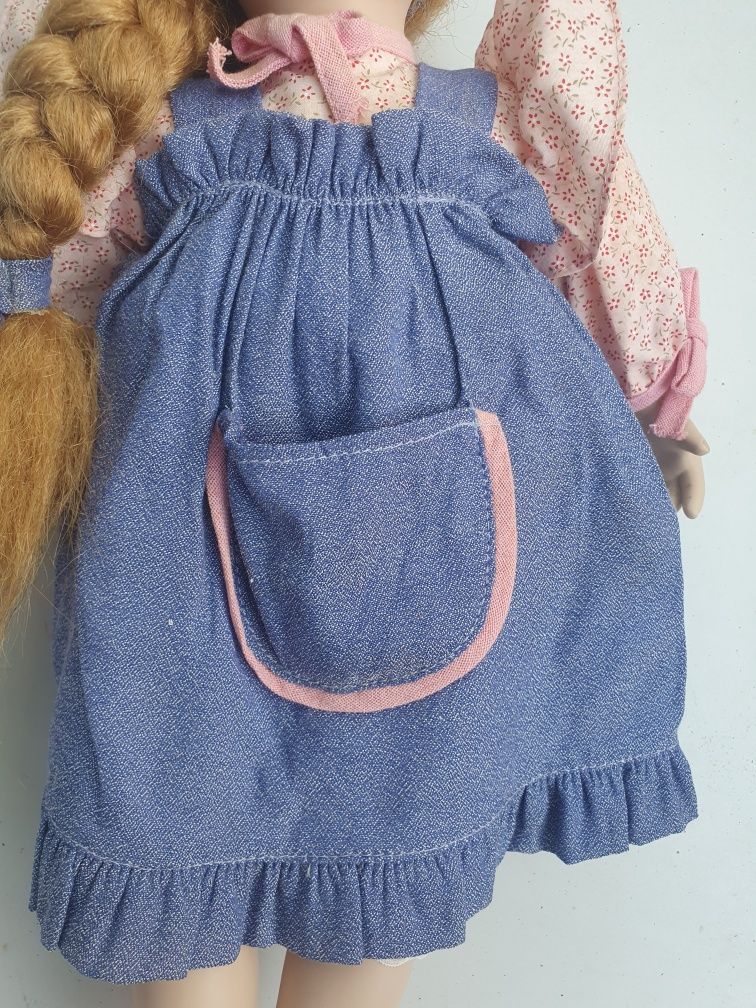 Păpușă de porțelan vintage 45 cm, îmbrăcată rustic, păr roșcat