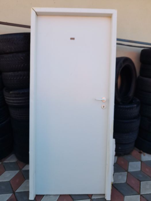 Vand usa de culoare alba în stare buna la pret avantajos