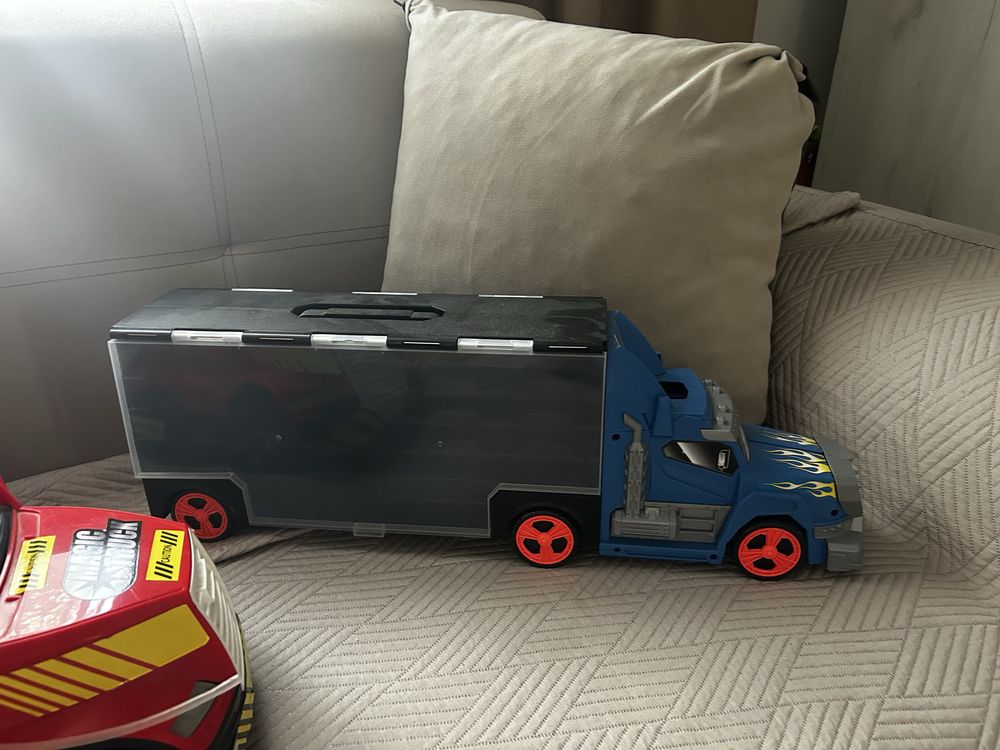 Masini baietei - pompieri si depozitare masini hot wheels