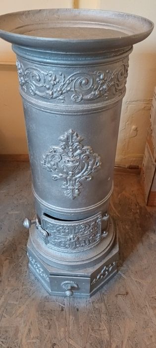Cuptor soba din fonta veche cu ornamente  .