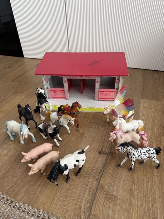 Фигурки коне с конюшня на Schleich и Papo