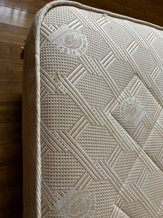 Dormitor de lux în stil clasic-pat,2 noptiere,comodă,oglindă,saltea