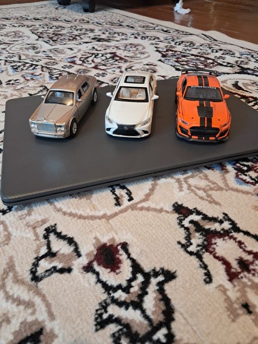 Продам коллекционные модели авто 4 шт масштаб 1,24 и 8 шт масштаб 1,32