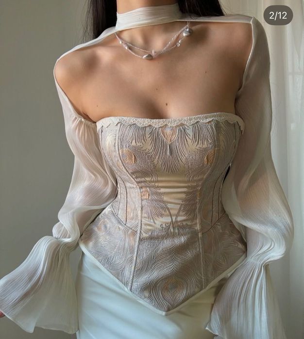 Продается корсет с рукавами б/у. Одевала Одина раз на выпускной