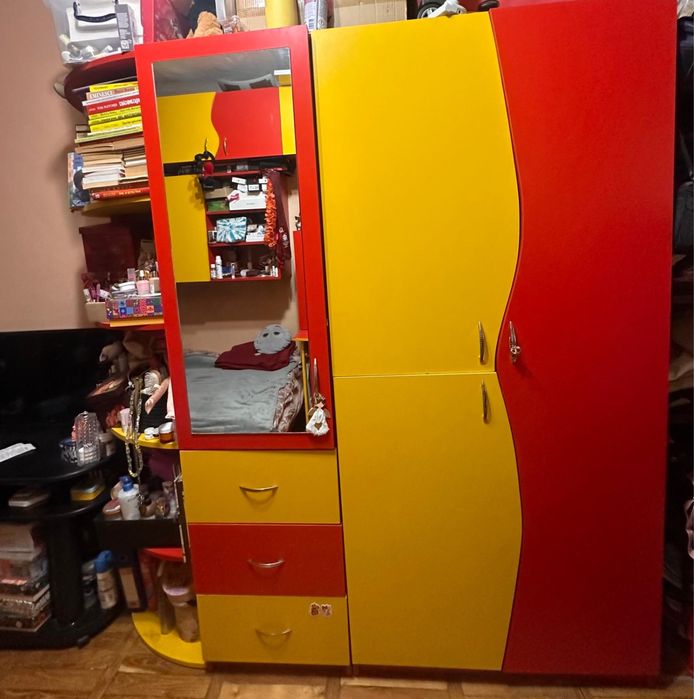 Vand mobila dormitor ,doua culori ,din pal .mobila a fost facuta acum