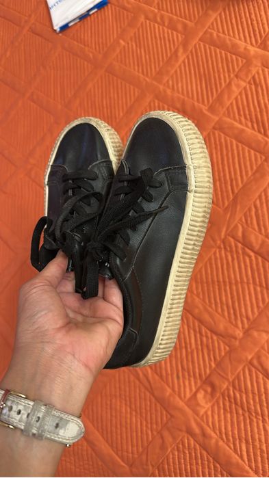 Отдам обувь на девочку.