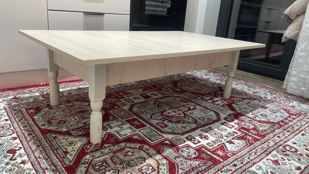 Стол с сменными ножками, высота низкая и высокая.