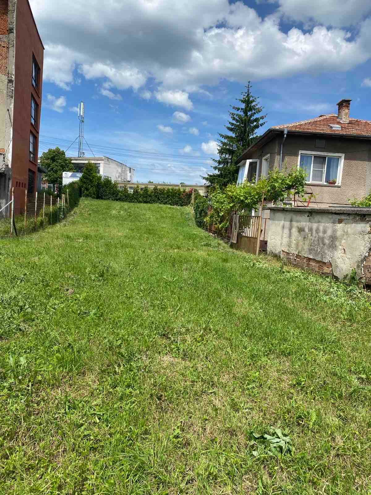 Атрактивен имот в центъра на с. Петърч – 725 кв. м