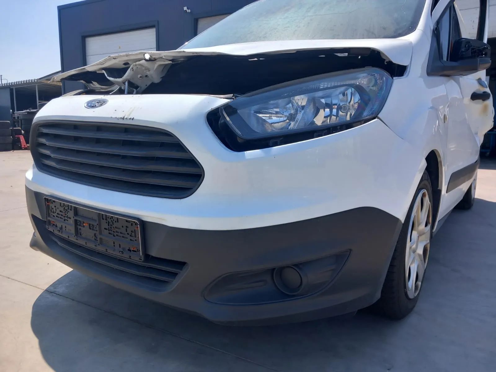Dezmembrari / Dezmembrez Ford Transit Courier