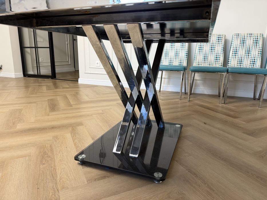 Стеклянный стол, с 6-ю кожанными  стульями