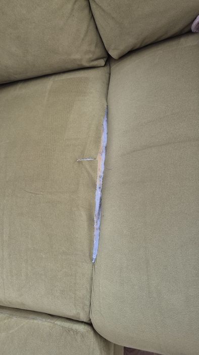 Canapea verde defecta