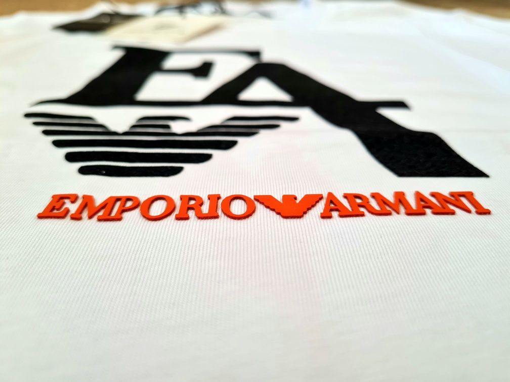 Финално намаление - Emporio Armani тениска - ТОП модел в бял цвят !
