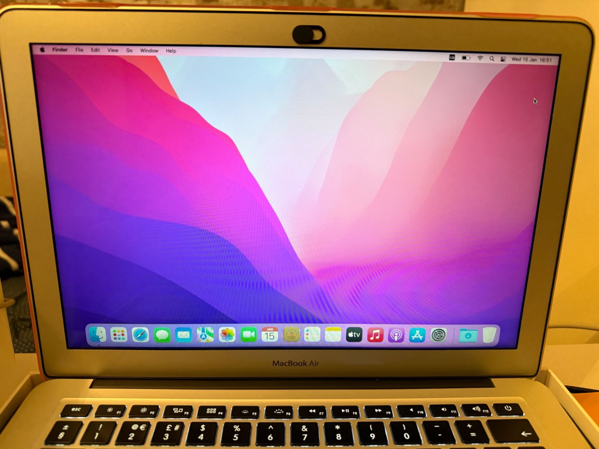 Продавам Apple Macbook Air 13.3 (i5, 8GB, 128GB)+аксесоари