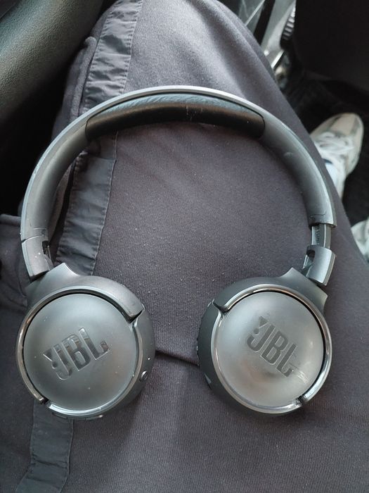 Vând casti JBL Tune 520BT.