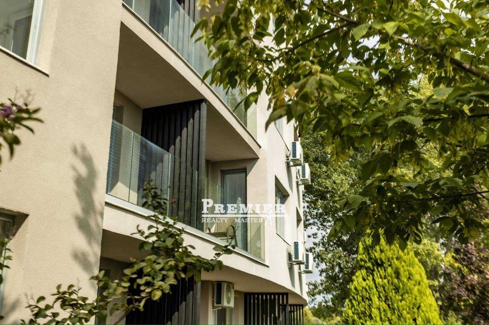 Двустаен със собствен “английски двор“, на метри от плажните дюни