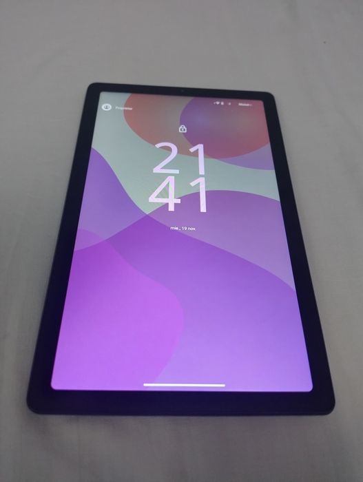 Vând tableta Lenovo M9 in stare impecabila+husa