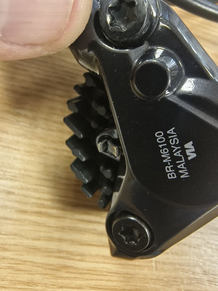 Спирачка Дискова ПРЕДНА SHIMANO BL-M6100 DEORE с радиаторни накладки