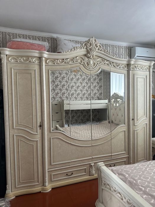 Продается спальный гарнитур