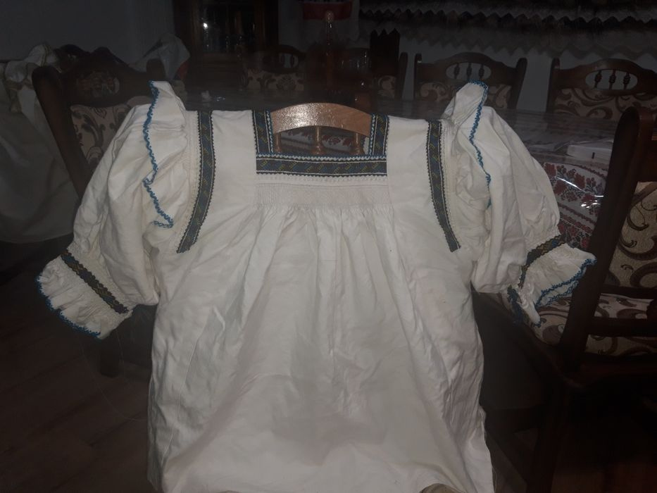 Camesa tradizionala facuta cu mana.